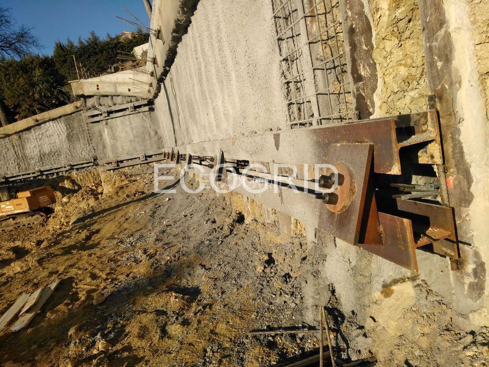 Esecuzione tiranti consolidamento muro