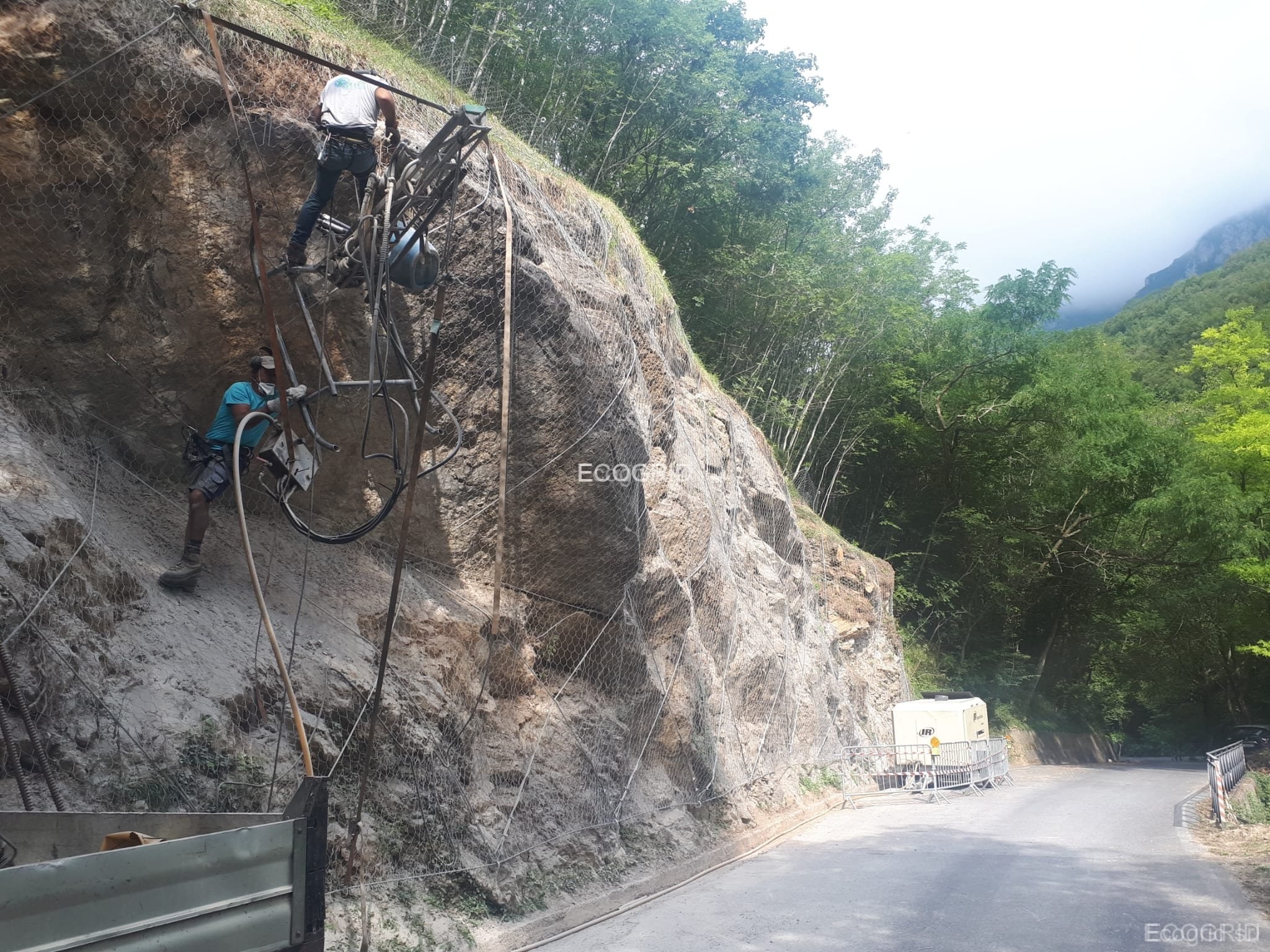 Posa reti chiodature consolidamento scarpate