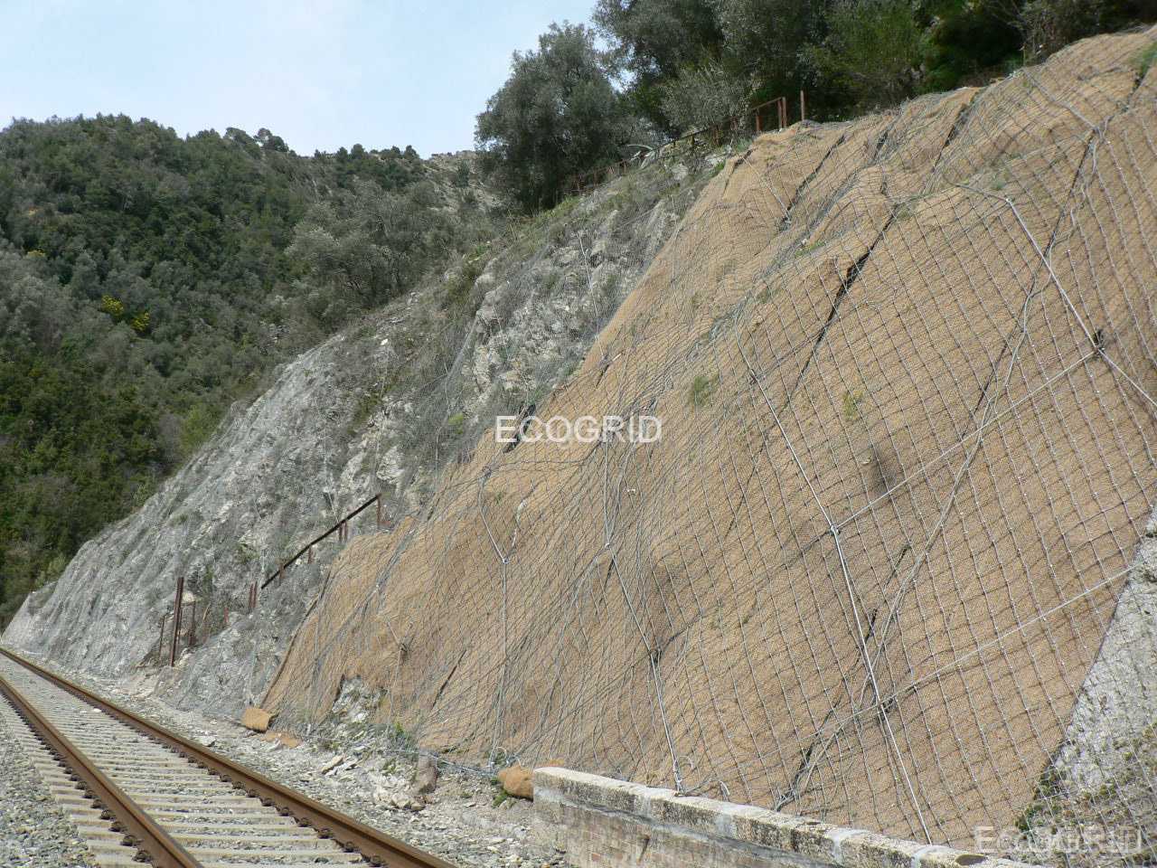 Posa reti chiodature consolidamento scarpate