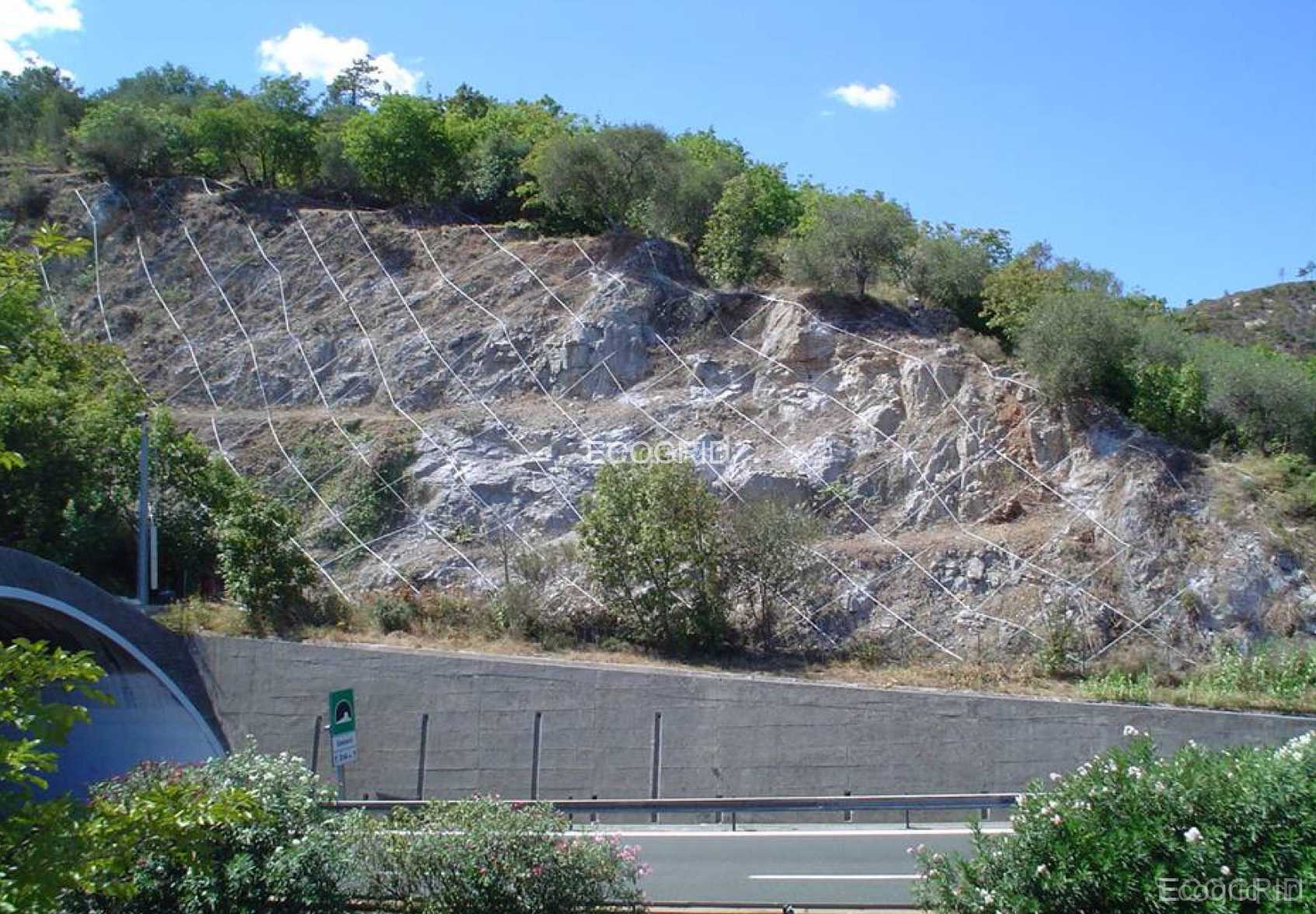 Posa in opera di reti paramassi lungo tratte autostradali