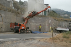 Esecuzione tiranti consolidamento muro