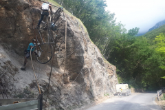Posa reti chiodature consolidamento scarpate